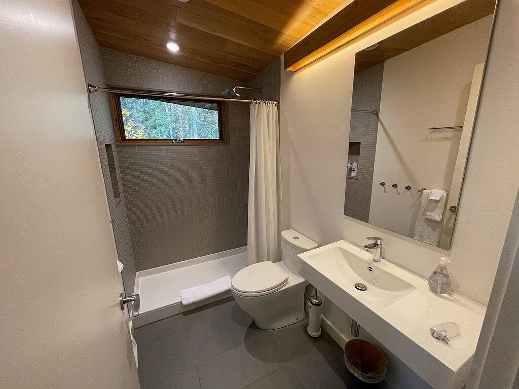 Modernes Meisterwerk über Squam, vorgestellt im Boston Magazine in Center Harbor, Squam Lake