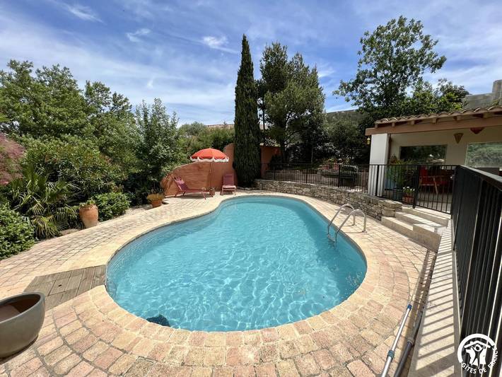 Gîte pour 8 personnes, avec piscine ainsi que terrasse et jardin
