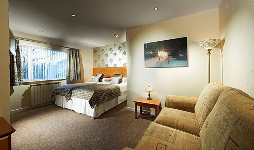 Holiday rental for 2 people, with pool and view as well as garden in Channel Islands