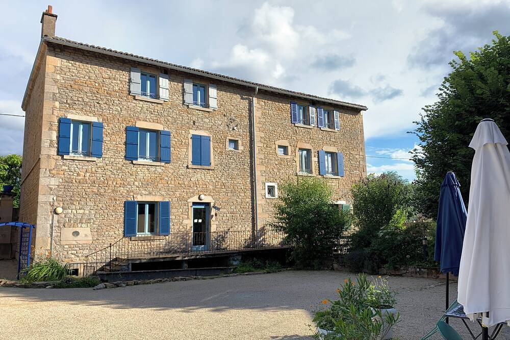 The garden level retreat at La Roche Bleue in La Roche-Vineuse, Mâcon und Umgebung