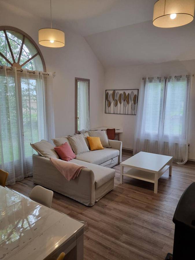 Location de vacances pour 4 personnes, avec jardin et vue à Orrouy
