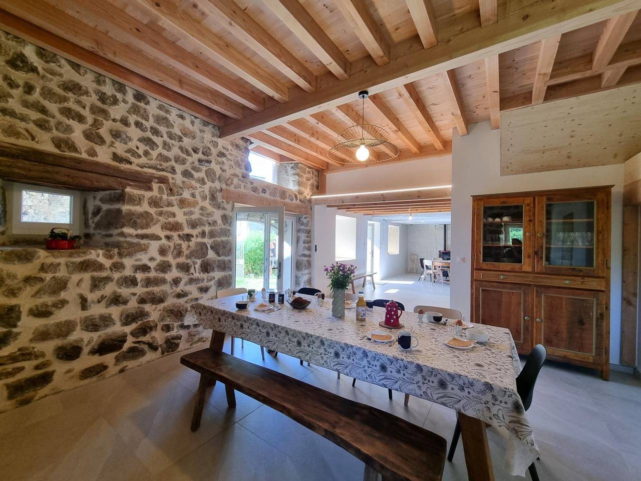 Amplia casa rural con jacuzzi y wifi en Usson-en-Forez in Usson-en-Forez, Parque Natural Regional Livradois-Forez