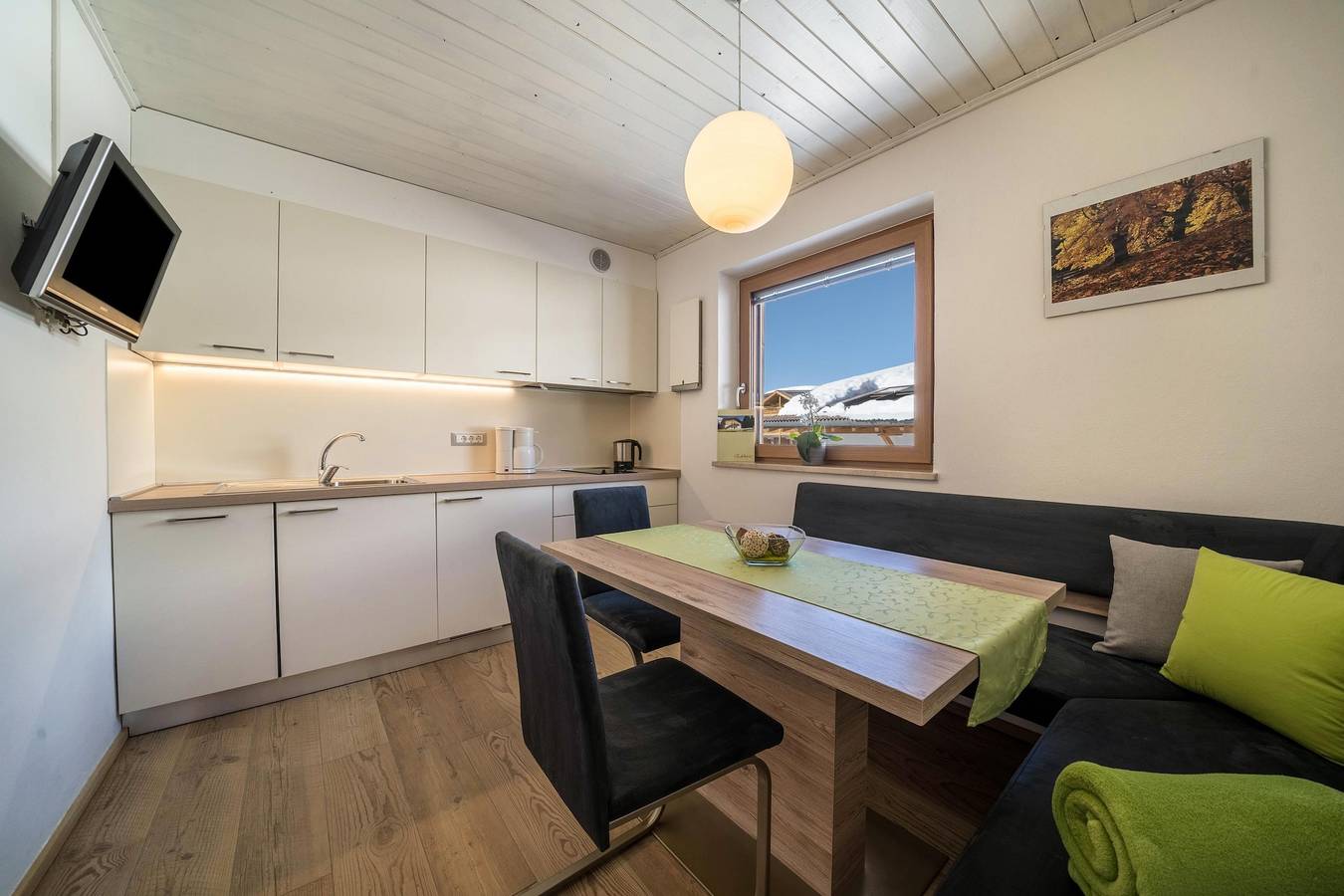Ganze Wohnung, Ferienwohnung "Mittager" in der Nähe des Skigebiets mit Waldblick, Balkon und Gemeinschaftsgarten in Falzeben, Hafling