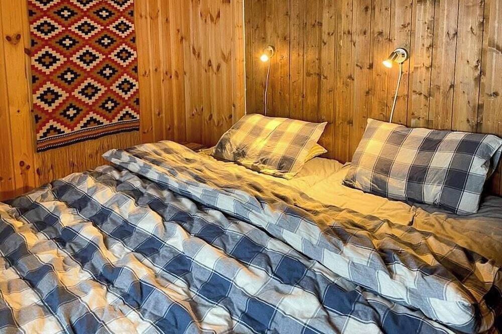 Eine Holzhütte aus den 70er Jahren an der Baumgrenze bei Geilo in Geilo, Hol