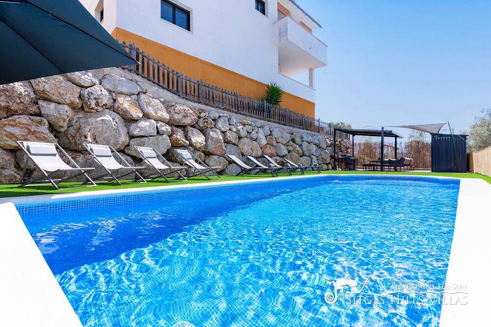 Villa Serranita - Stylish Holiday Home with Views and A/C in Olivella, Garraf