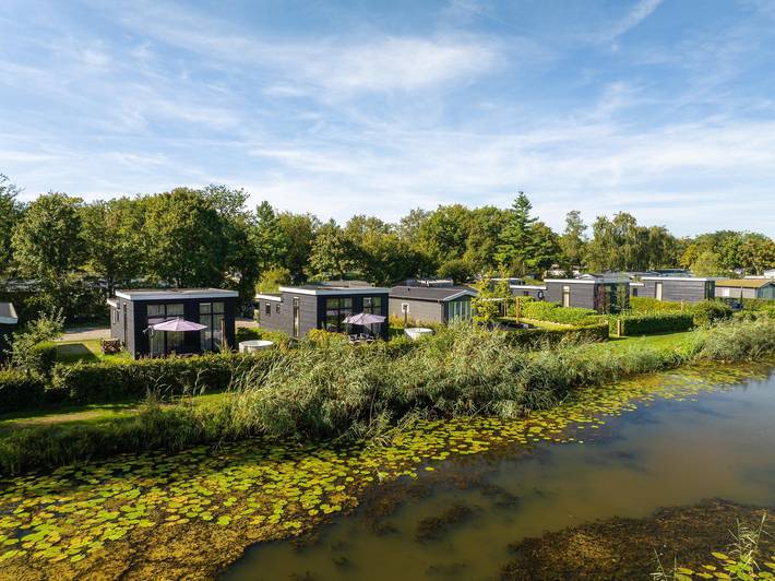 Lodge voor 4 personen, with tuin and terras as well as whirlpool and zwembad, met huisdier in Twente