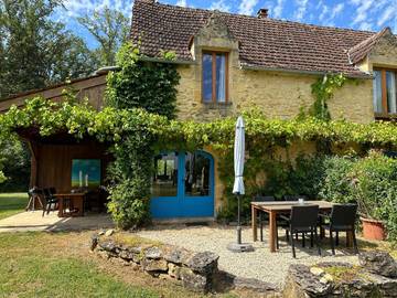 Location de vacances pour 6 personnes, avec vue ainsi que jardin et piscine à Sainte-Mondane