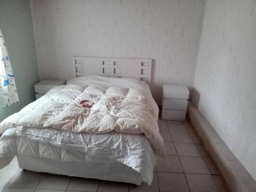 Cottage pour 2 personnes, avec piscine et terrasse ainsi que vue et jardin à Montendre