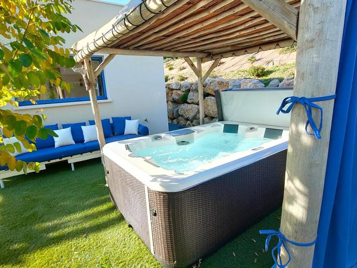 Location de vacances pour 2 personnes, avec piscine ainsi que jardin et jacuzzi dans Babeau-Bouldoux - 3