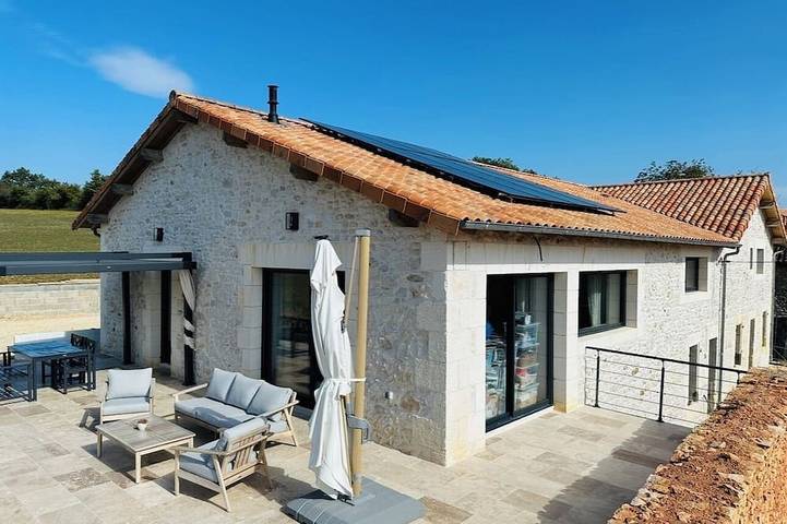Location de vacances pour 10 personnes, avec Jacuzzi et Terrasse ainsi que Jardin et Sauna à Varaignes