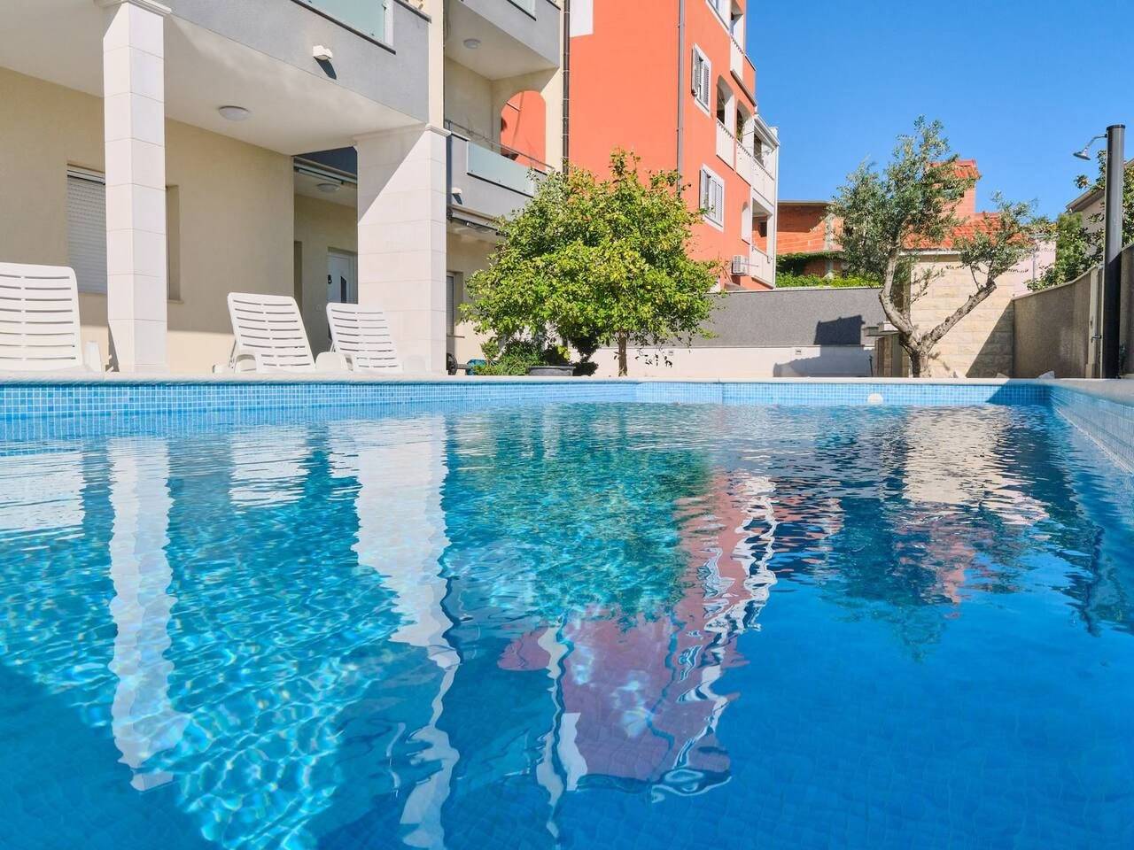 Appartement entier, M Charmante Wohnung mit Gemeinschaftspool in Grljevac (Podstrana), Podstrana