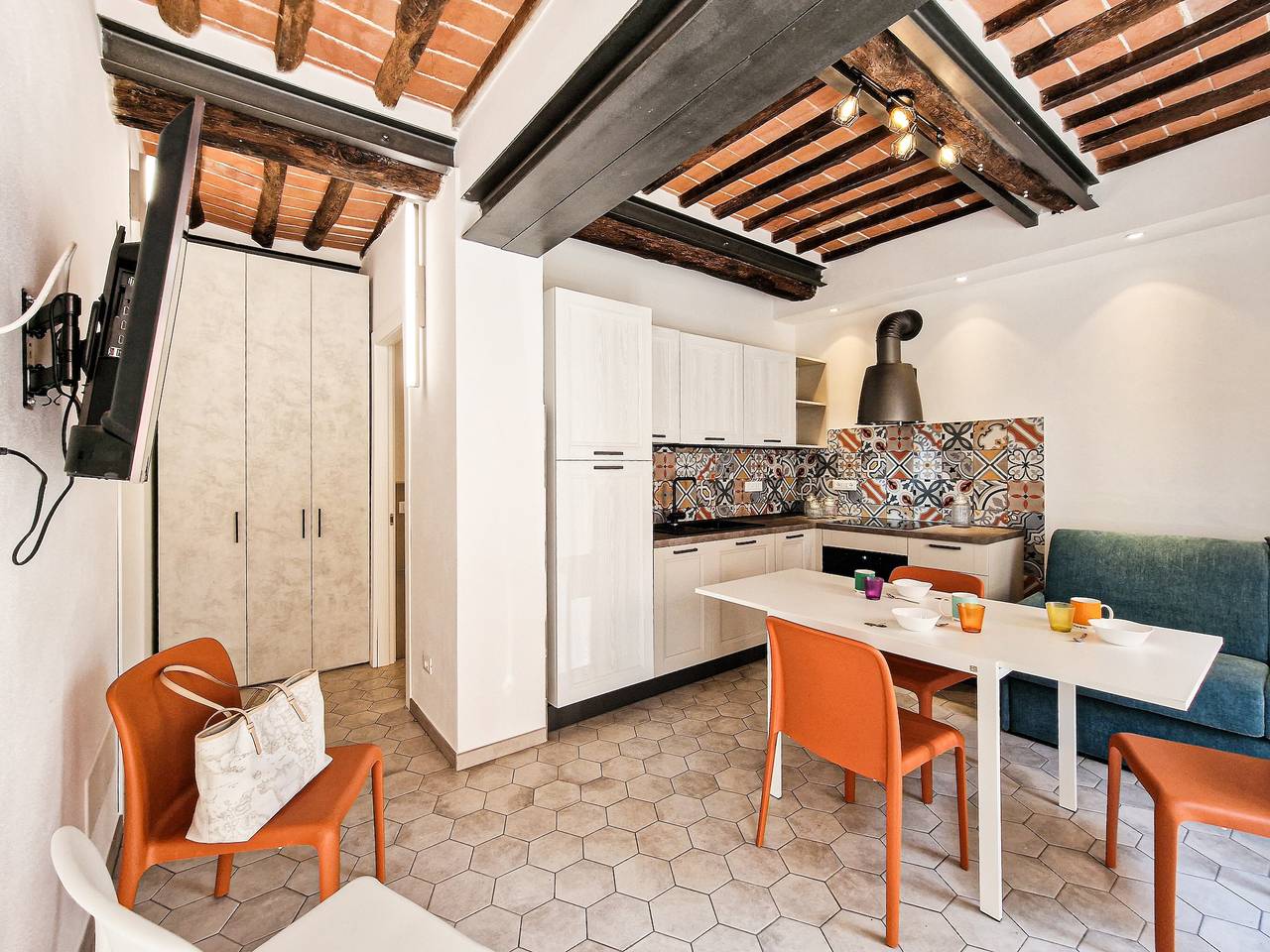 Entire apartment, Apartment 'Campo City Center' with Private Terrace, Balcony and Air Conditioning in Spiaggia di Marina di Campo, Marina di Campo