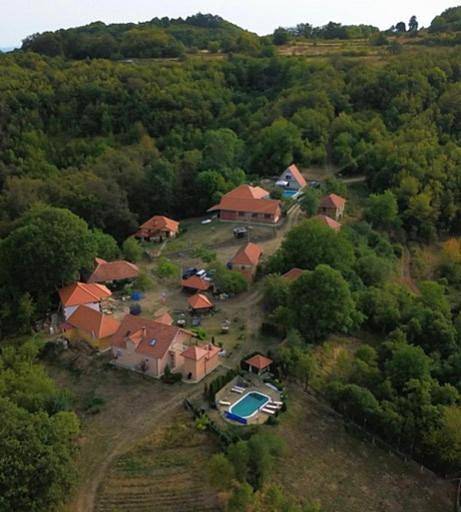 Chalet pour 4 personnes, avec jardin ainsi que vue et piscine, adapté aux familles - 1