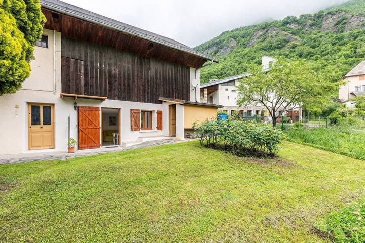 Hel lejlighed, Apartment 'T2' with Mountain View, Private Garden and Wi-Fi in La Tour-en-Maurienne, Massif de la Vanoise