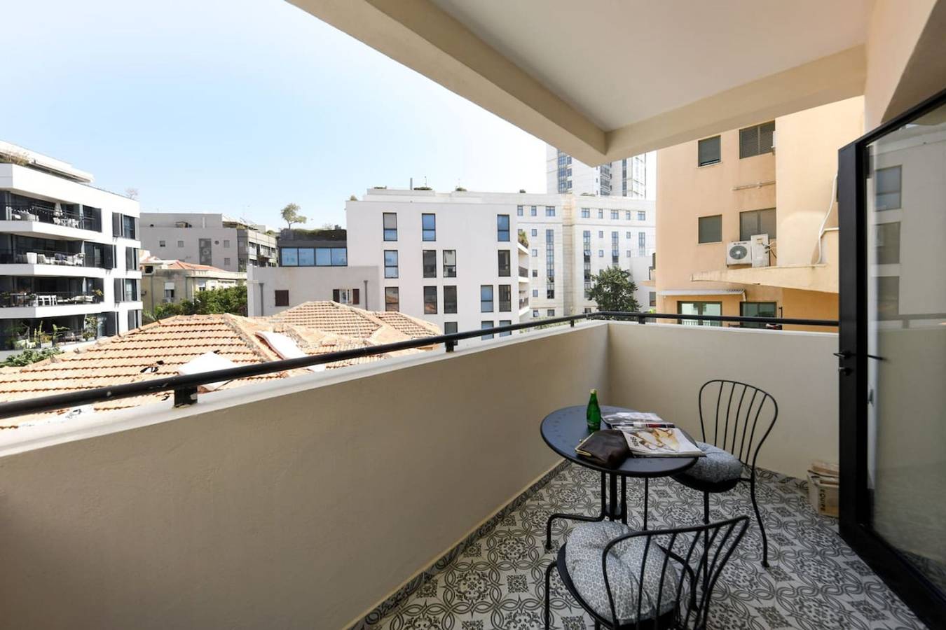 Appartement entier, Homey 2 Br Apt w Spacious Balcony 5-min from Beach in Tel Aviv, District de Tel Aviv