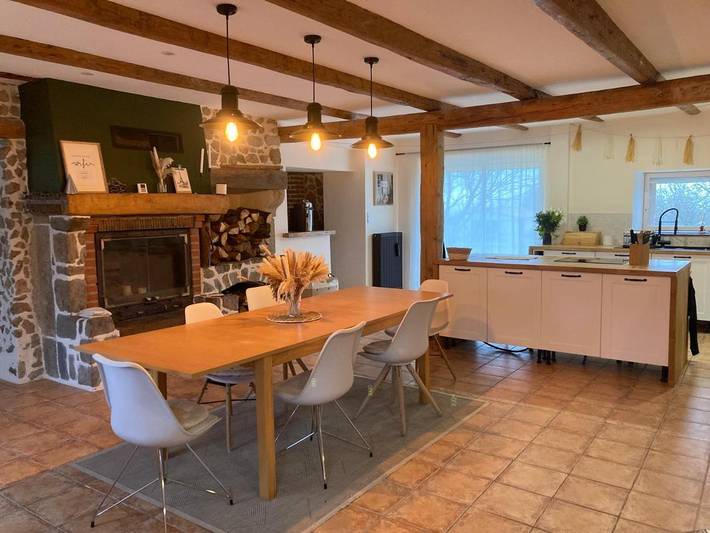 Location de vacances pour 16 personnes, avec Terrasse ainsi que Jardin et Vue à Auzelles