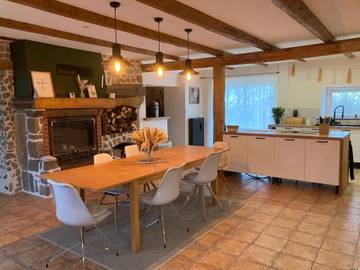 Gîte pour 16 personnes, avec vue et jardin à Auzelles