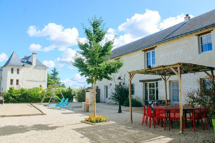Gîte pour 15 personnes, avec terrasse ainsi que piscine et jardin