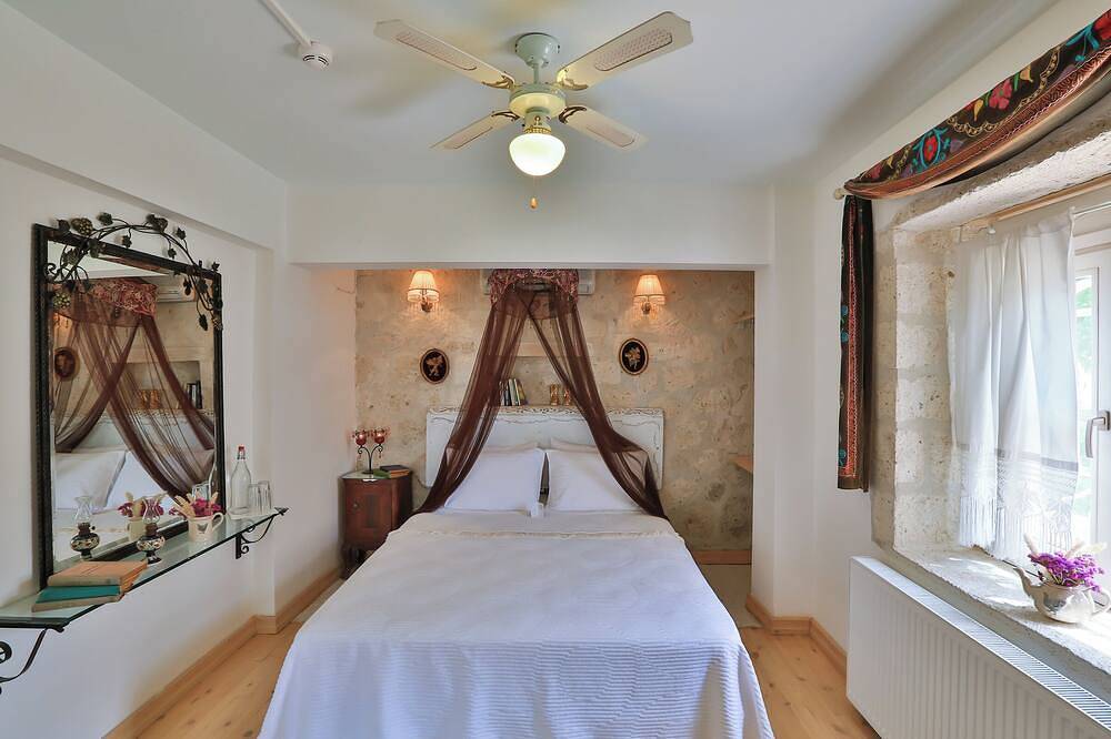 Luxuriöse Steinvilla, großer Garten, Swimmingpool, ganz in der Nähe des schönen Strandes. in Alacati, Provinz Izmir