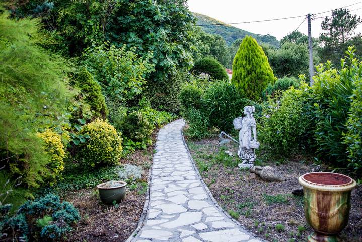 Casa de vacaciones 'Le Figuier' con vistas a la montaña, piscina compartida y Wi-Fi in Molières-sur-Cèze, Cevenas