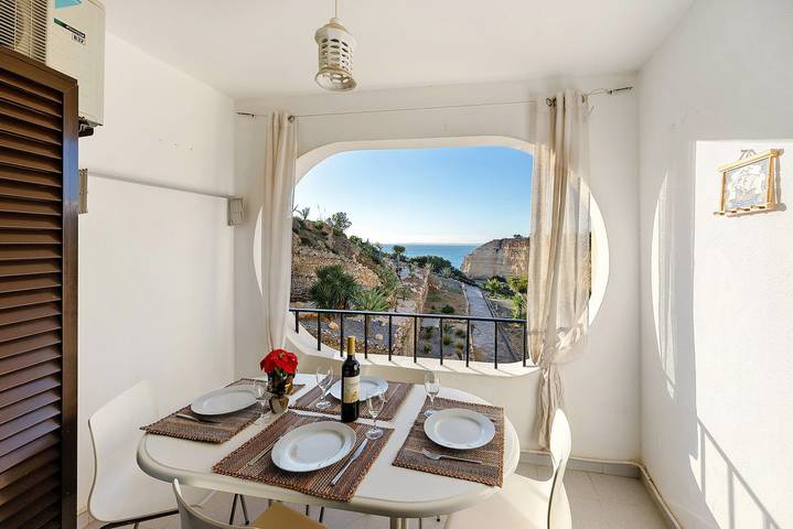 Entire apartment, Apartment 'Mar-colina-sol' with Sea View, Wi-Fi and Air Conditioning in Carvoeiro, Faro District