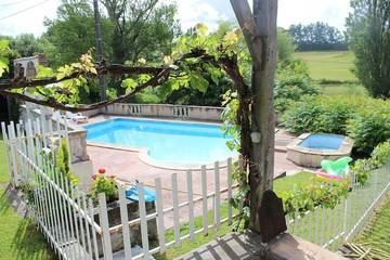 Agriturismo pour 8 personnes, avec terrasse et jardin à Thénac