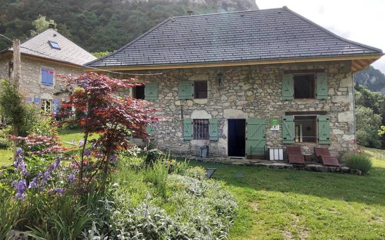 Location de vacances pour 6 personnes, avec jardin ainsi que terrasse et vue, animaux acceptés à Corbel - 2