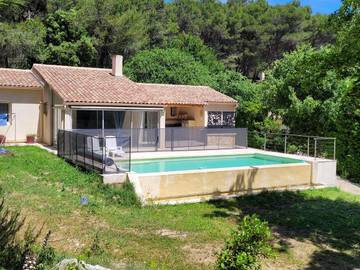 Gîte pour 4 personnes, avec piscine ainsi que jardin et vue, adapté aux familles à Cheval-Blanc