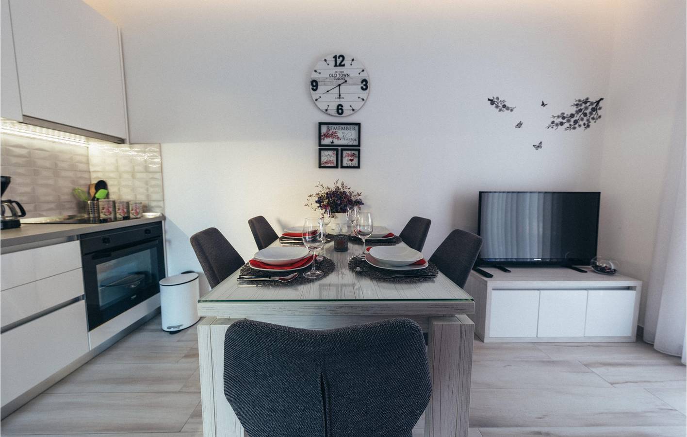Ganze Ferienwohnung, Gemütliche Ferienwohnung mit Pool, Terrasse und nur 1 km vom Strand Uvala Bočići entfernt in Okrug Gornji, Ciovo