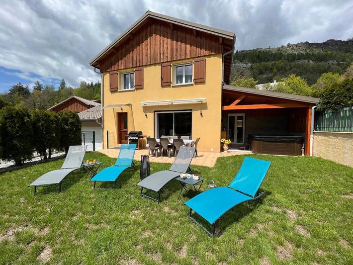 Location de vacances pour 8 personnes, avec jacuzzi et jardin, adapté aux familles à Saint-Jean-Saint-Nicolas