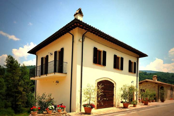 Agriturismo per 2 persone, con Terrazza e Giardino a Foligno