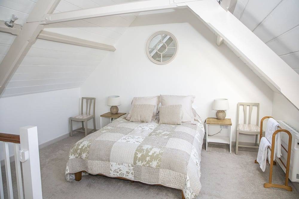 A beautifully renovated, wonderfully positioned old Chapel with large garden in Wiltshire