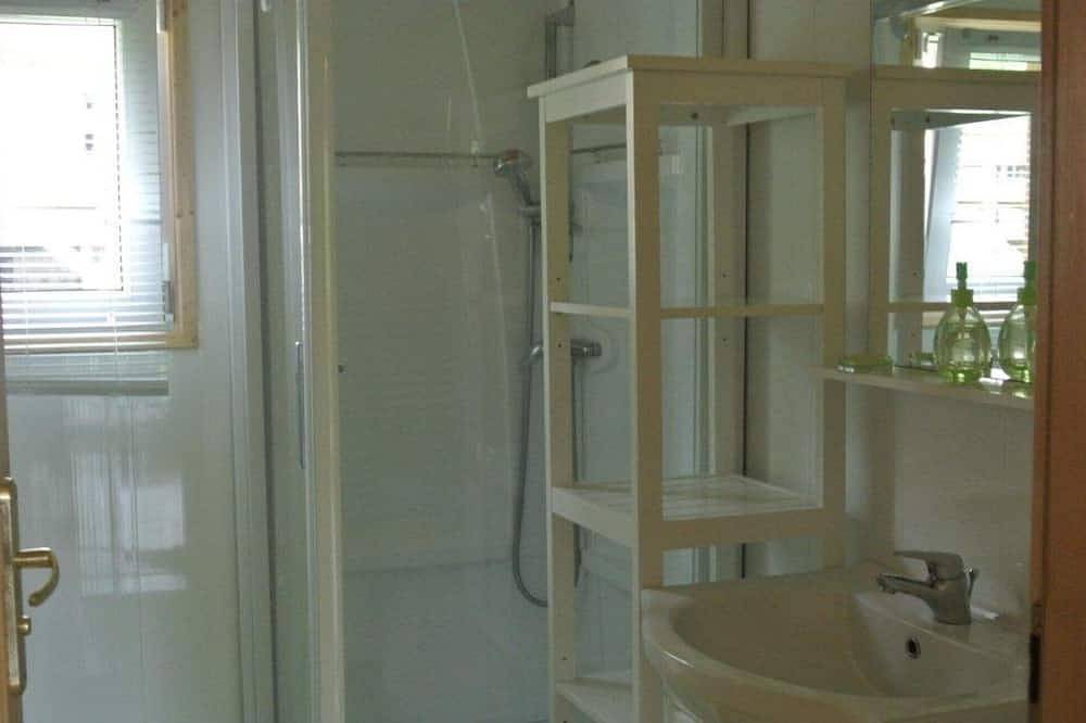 Chalet Les Pivoines de 40m2 + télévision + terrasse couverte - 1/5p in Peyrignac, Périgord Noir