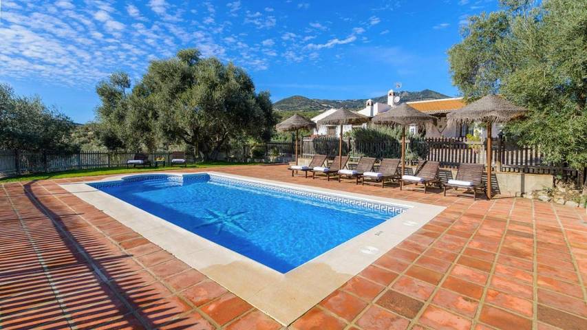 Chalet para 8 personas, con piscina además de terraza y jardín en Antequera