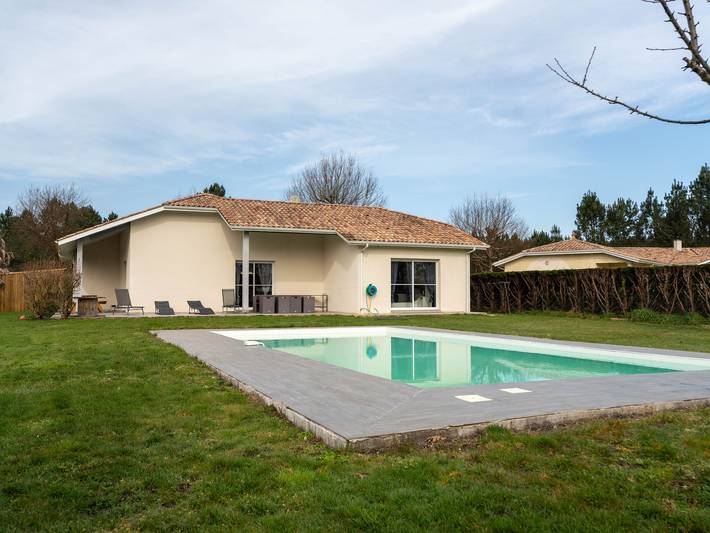 Location de vacances pour 10 personnes, avec jardin ainsi que piscine et terrasse à Parentis-en-Born