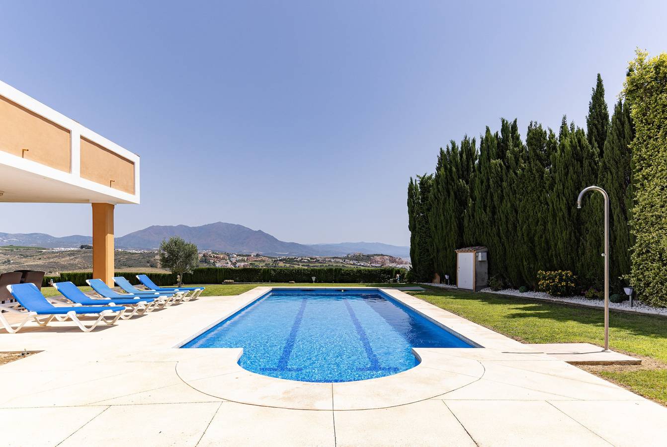 Villa Princesa Kristina mit Meer- und Bergblick, Pool und Wlan in Alcorrín, Manilva