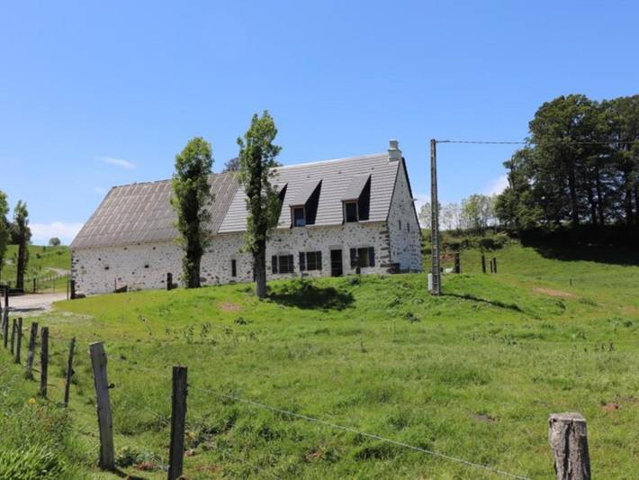 Location de vacances pour 14 personnes, avec jardin dans Saint-Hippolyte (Cantal)