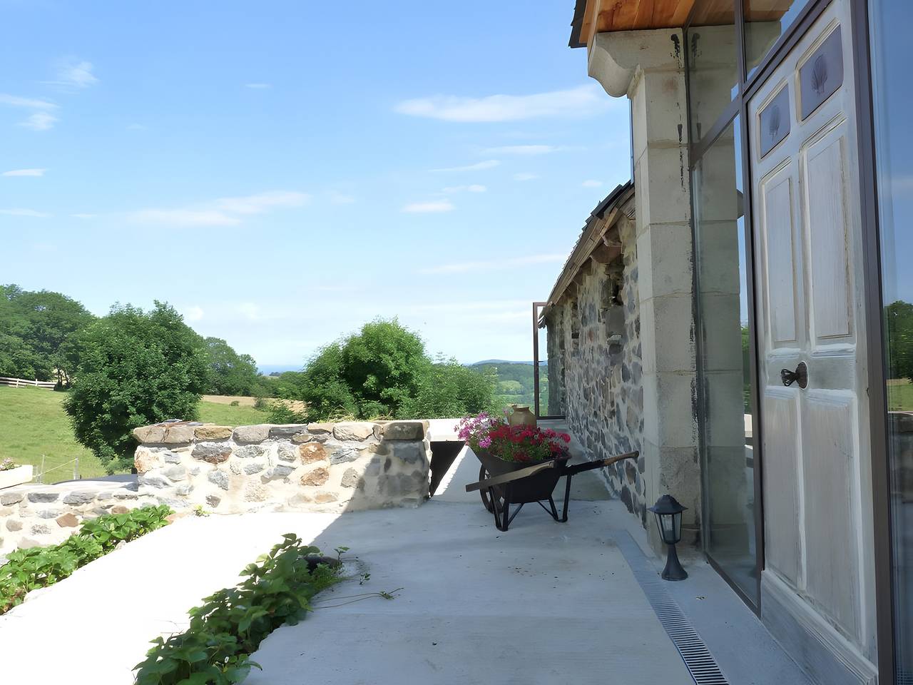 Maison de vacances 'La Monssendie' avec vue sur les montagnes, terrasse privée et Wi-Fi in Le Monteil, Parc naturel régional des Volcans d'Auvergne