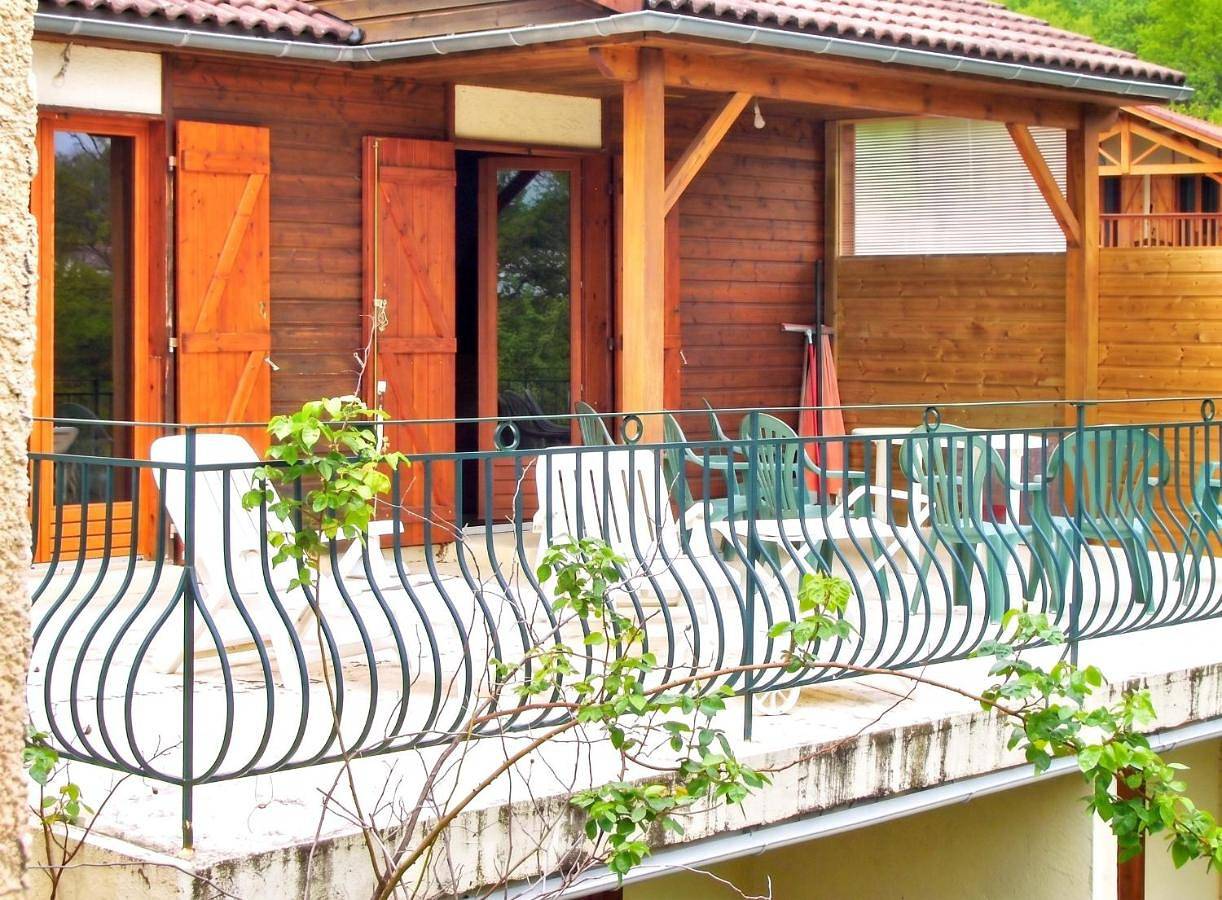 Chalet charmant à Saint-Gérons avec piscine partagée in Saint-Gérons, Région d'Aurillac