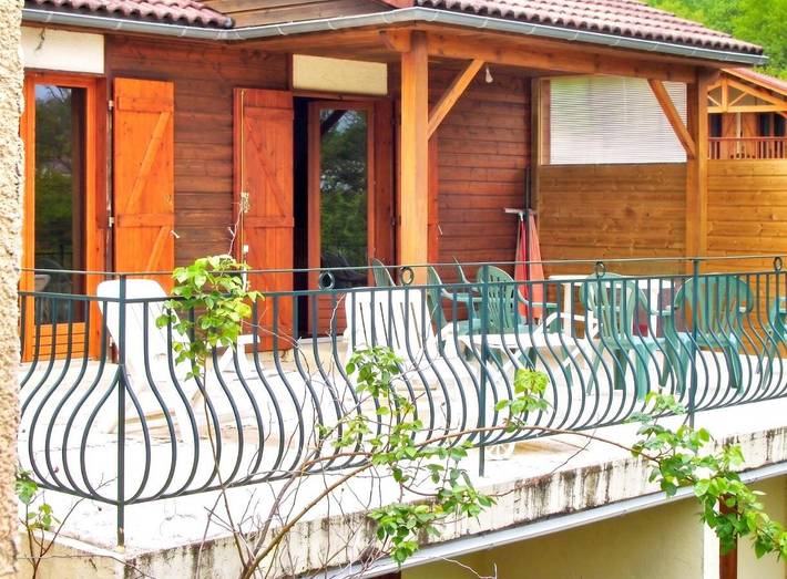 Chalet pour 6 personnes, avec Jardin ainsi que Piscine et Vue sur le lac