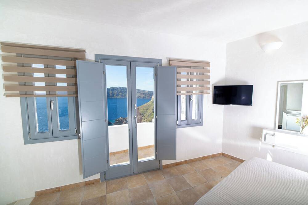 Panoramic Cave Suite with outdoor Hot Tub and Caldera View in Ormos Ammoudiou, Oia