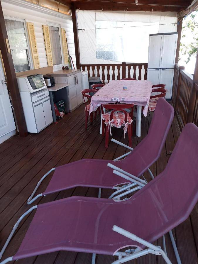 Camping für 4 Personen, mit Terrasse und Pool in La Tamarissière