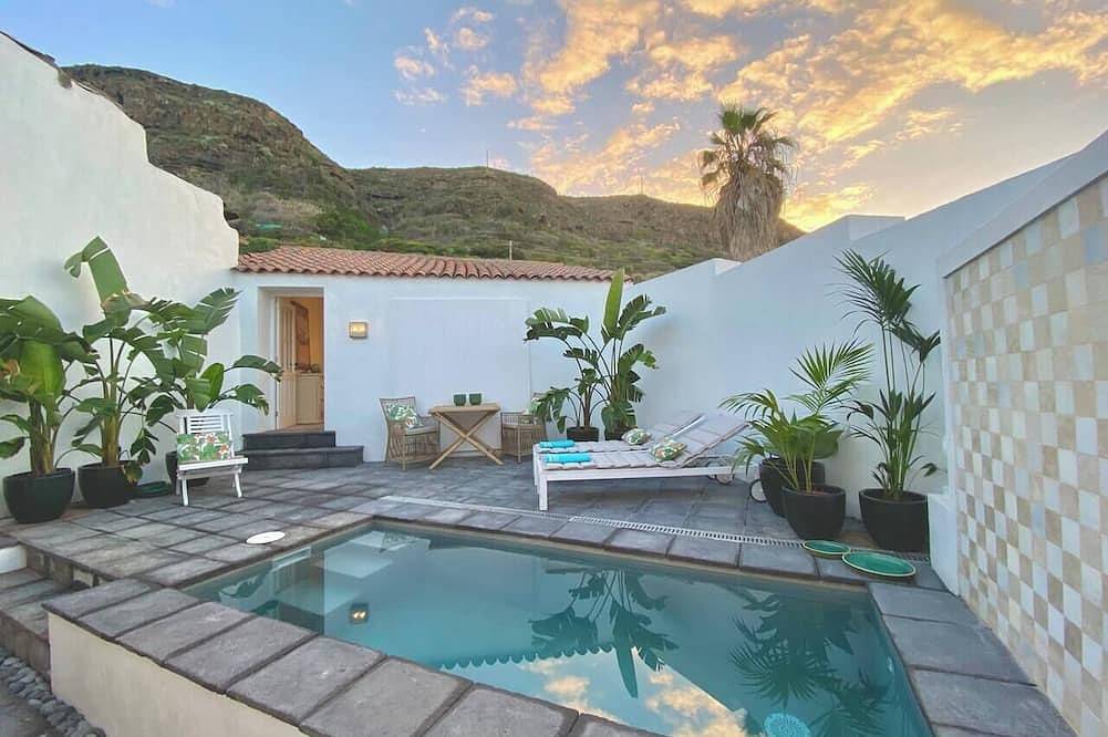 Casa Malena, Seafront with Private Pool in Las Aguas, San Juan de la Rambla
