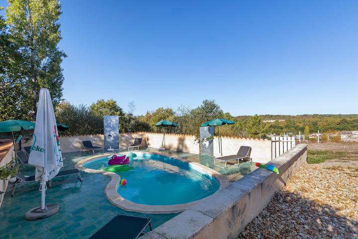 Landhaus 'Maison À La Campagne' mit Seeblick, privatem Pool und WLAN in Saint-Vallier, Charente
