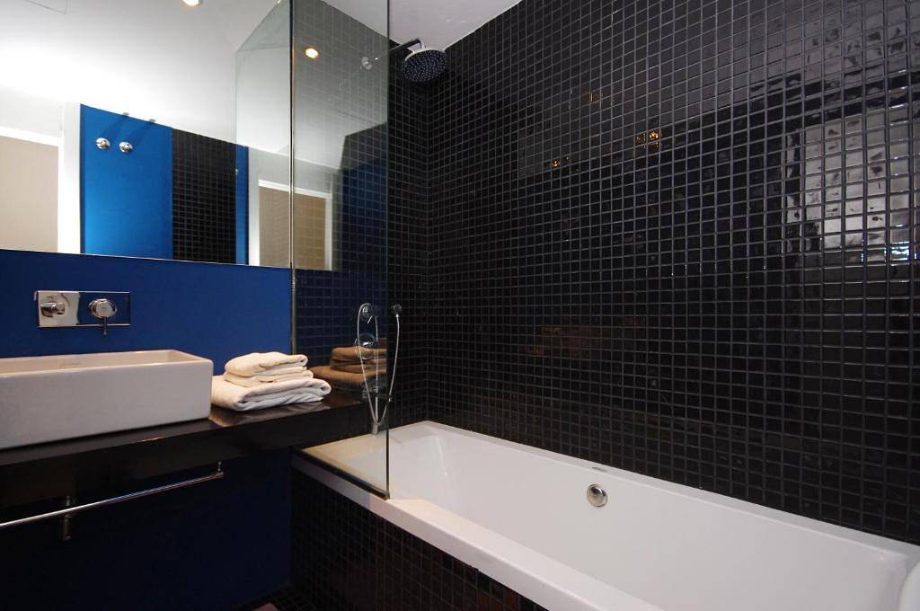 Ganze Wohnung, Schickes Apartment in Valencia mit Pool, Terrasse und WLAN – in der Nähe des Stadtzentrums in Valencia City Centre, Valencia