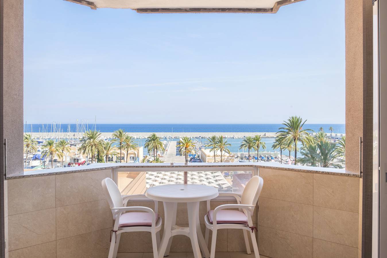 Entire apartment, Marina View Modern Apartment with Sea View, Wi-Fi, A/C & Terrace in Fuengirola Centre, Fuengirola