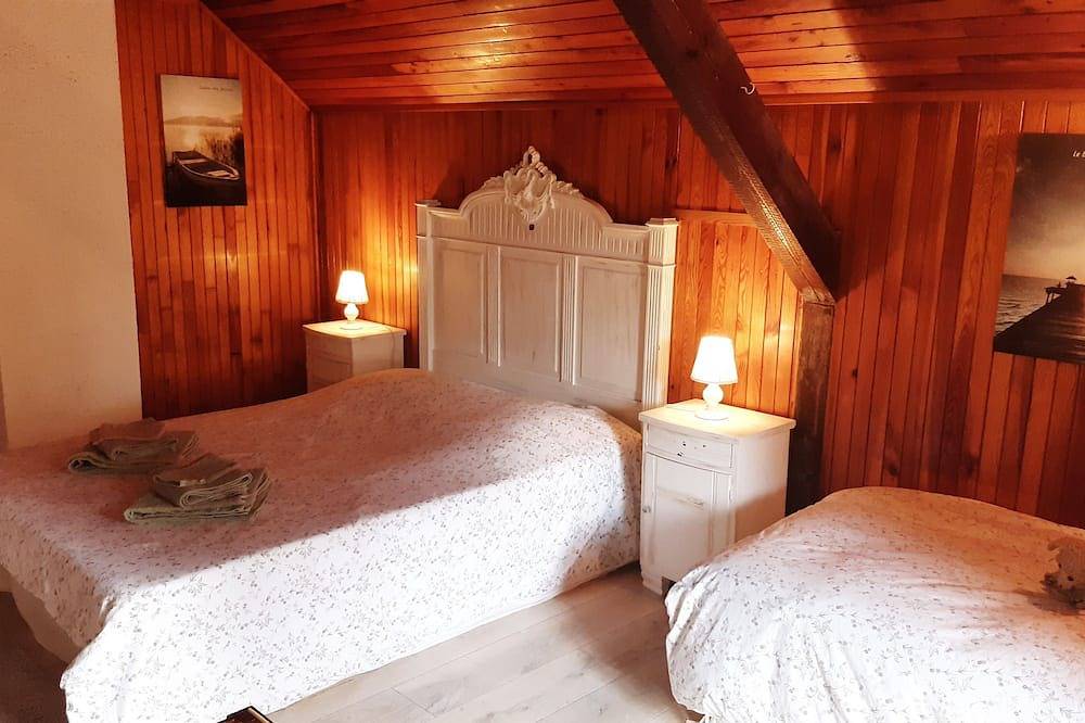 Lovely cottage at stock pond in Langatte, Saarburg (Francia)