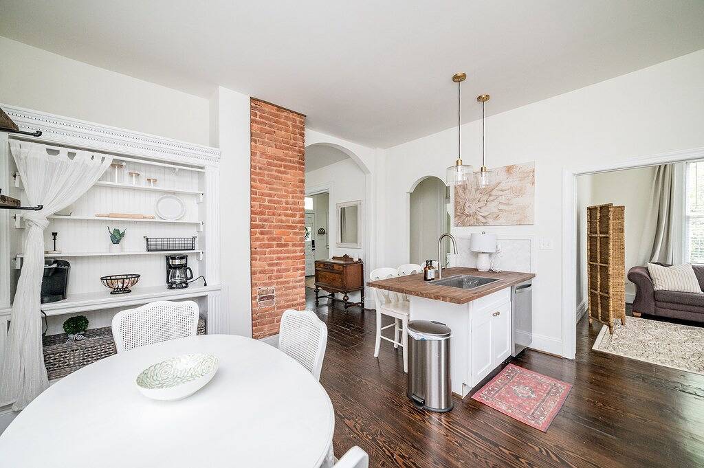 Historic Beauty in ❤️ of Downtown. Fam & Pet Friendly. 5 miles to Liberty. in Lynchburg, Virginia