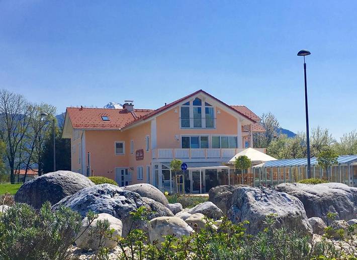 Ferienwohnung für 4 Personen, mit Whirlpool und Balkon sowie Sauna und Balkon/Terrasse in Übersee - 2