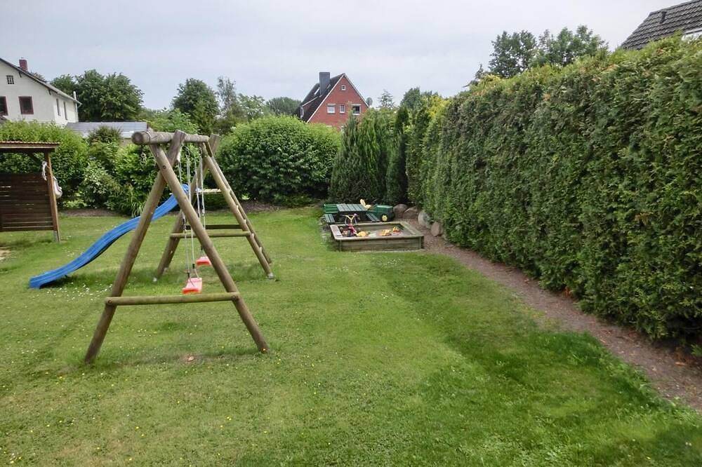 Idyllisches kleines Blockhaus in großer gepflegter Gartenlage in Lutterbek, Kieler Bucht